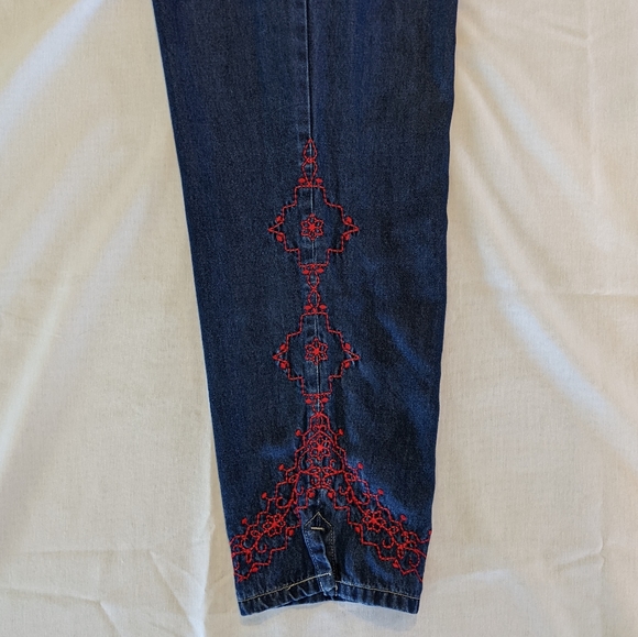 Democracy Weekend 100% lyocell denim cropped pants with red embroidery, size 6 - Picture 11 of 13